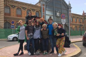 El equipo de Contaminatio, ayer junto a la antigua estación de tren.