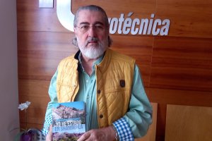 Juan Martínez Fernández, en LA VOZ con su nuevo libro.