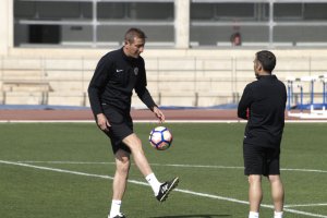 Ramis tocando balón en el entrenamiento.