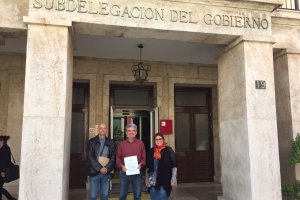 Miembros  de Acuíferos Vivos ante la Subdelegación.