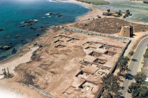 El antiguo poblado romano de Baria, en Villaricos, fue salvado in extremis de ser destruido, pero tras excavarse  permanece sin ser puesto en valor.