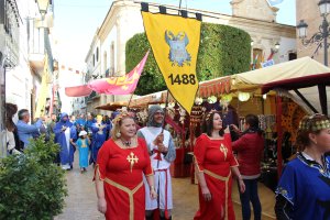 Pasacalles de presentación de la fiesta por el mercado medieval.