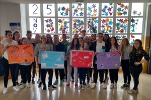 Alumnos de Las Norias y Loviisa en el taller de manualidades celebrado en el Francisco Montoya.