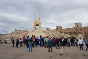 Los participantes en esta actividad de Amigos de la Alcazaba iniciaron la visita en la Puerta Purchena, recorriendo las murallas islámicas de la capi
