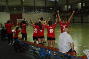 Las roqueteras celebrando un gol.