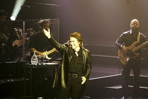 Raphael durante su actuación en Almería.