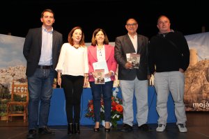 El diccionario ha sido presentado ante numerosos vecinos por la alcaldesa de Mojácar, dos de los hijos del autor, el editor, Juan Grima, y el edil de