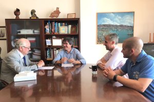 Firma de renovación del convenio entre el Ayuntamiento de Adra y COLVET Almería.