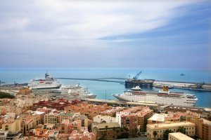 Cruceros atracados en el puerto de Almería; el año pasado llegaron 36 y para este año se esperan al menos 39 hasta el mes de diciembre.
