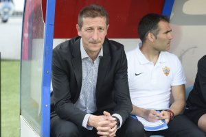 Luis Miguel Ramis en el banquillo.