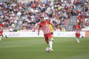 Quique avanzando por banda.
