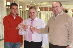 Esteban Navarro capitán del Almería con su presidente y Paco Flores.