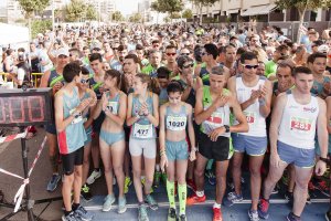 El millar de corredores de las dos distancias listos para la salida.