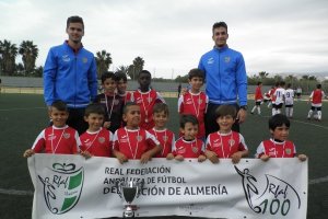 Los campeones posan con la pancarta de la FAF.