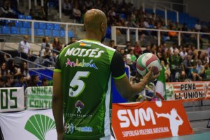 Moisés Cézar listo para efectuar el saque.