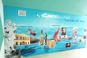 Panel informativo con los principales monumentos y puntos de interés del municipio instalado en el centro.