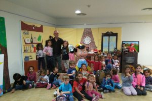 El sueco Jon Sigurdur Eyjolfsson mostró a los escolares de Vera la obra de Astrid Lindgren, autora de Pippi Calzaslargas.