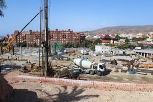A la izquierda, las obras del futuro Materno-Infantil; a la derecha, la rampa por la que saldrá del recinto hospitalario.