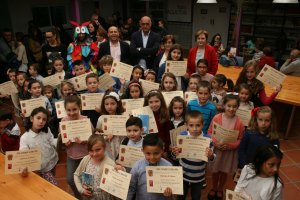 Niños huercalense tras la entrega de diplomas.