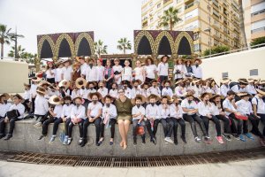 Foto de algunos de los pequeños que disfrutaron ayer en el acto, junto a la concejal de Cultura.