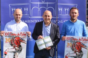 Alcalde, concejal y técnico con los carteles del  torneo.