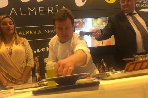 En acción Antonio Carmona preparaba su plato ante la diputada María López.