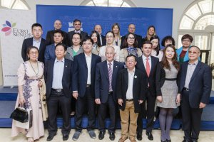 Misión   comercial de empresarios y políticos de la provincia china de Hainan, ayer, en la primera planta de la Diputación Provincial, con el preside