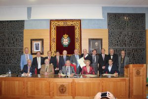 El presidente del Colegio, el Presidente de Honor y los nuevos miembros honoríficos colegiales.