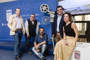 En la Diputación, ayer, el director de arte Josep Rossell, el productor Gervasio Iglesias y la localizadora Angélica Sodupe entre Enrique Iznaola y A