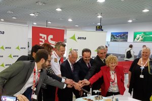 Celebración  ayer en el aeropuerto con la llegada del primer vuelo de Edimburgo.