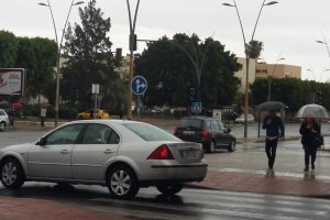 Los almerienses han tenido que volver a sacar las chaquetas y los paraguas.