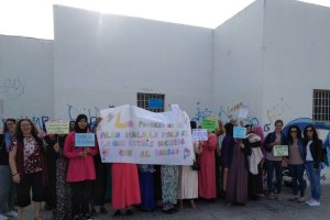 Las mujeres concentradas con pancartas en mano.