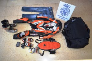 En el momento de los arrestos, se les ha intervenido ropa de motocross.