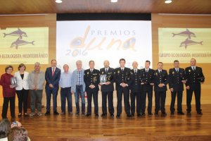 El presidente del GEM, José Rivera; y el redactor jefe de LA VOZ; Antonio Fernández; con el alcalde y concejales del Ayuntamiento de Almócita y el Gr