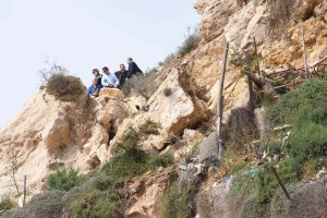 Técnicos trabajando en la zona de los desprendimientos