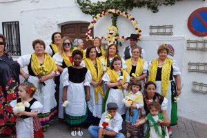 Trajes típicos de mojaquera e indalos florales.