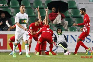 Borja eleva los brazos al cielo tras conseguir el primer gol.