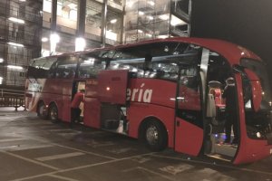 La expedición rojiblanca a su salida del Martínez Valero rumbo a Almería.