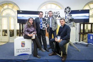 Presentación de las rutas con Cristina Serena y Fernando Alonso (sentados), guías en Tabernas y el Parque Natural respectivamente. Tras ellos, Antoni