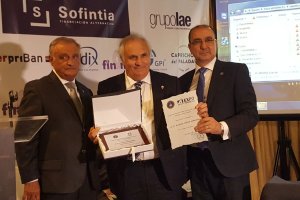 Alfonso García con Ricardo Martínez tras recibir el galardón.