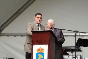 El alcalde de Canjáyar, Francisco Alonso; y el pregonero oficial de las Fiestas de la Santa Cruz, Domingo Vizcaíno.