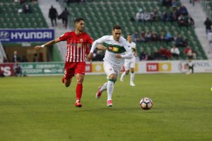Fidel en una jugada del Elche-Almería.