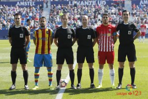 Pallas en el partido Levante-Almería.