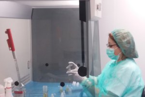 La producción  del colirio, que se realiza de forma personalizada según las necesidades de cada paciente, se hace siguiendo estrictos protocolos de s