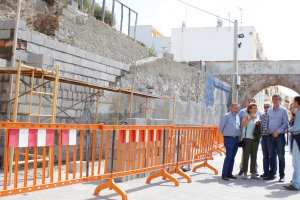 Visita del alcalde, concejales y técnicos a las obras del muro en ruinas.