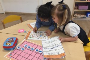 Dos de las niñas que participan en este curso de lenguaje computacional resolviendo uno de los problemas.