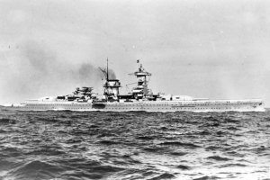 Acorazado Almirante Scheer hacia 1934, nave capitana de la flota que bombardeó Almería.