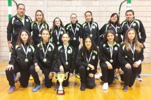 Las almerienses posan con la copa conquistada.