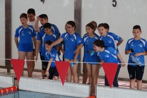 Los más pequeños cerca de la piscina.