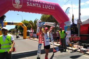 El almeriense cruzando la meta.